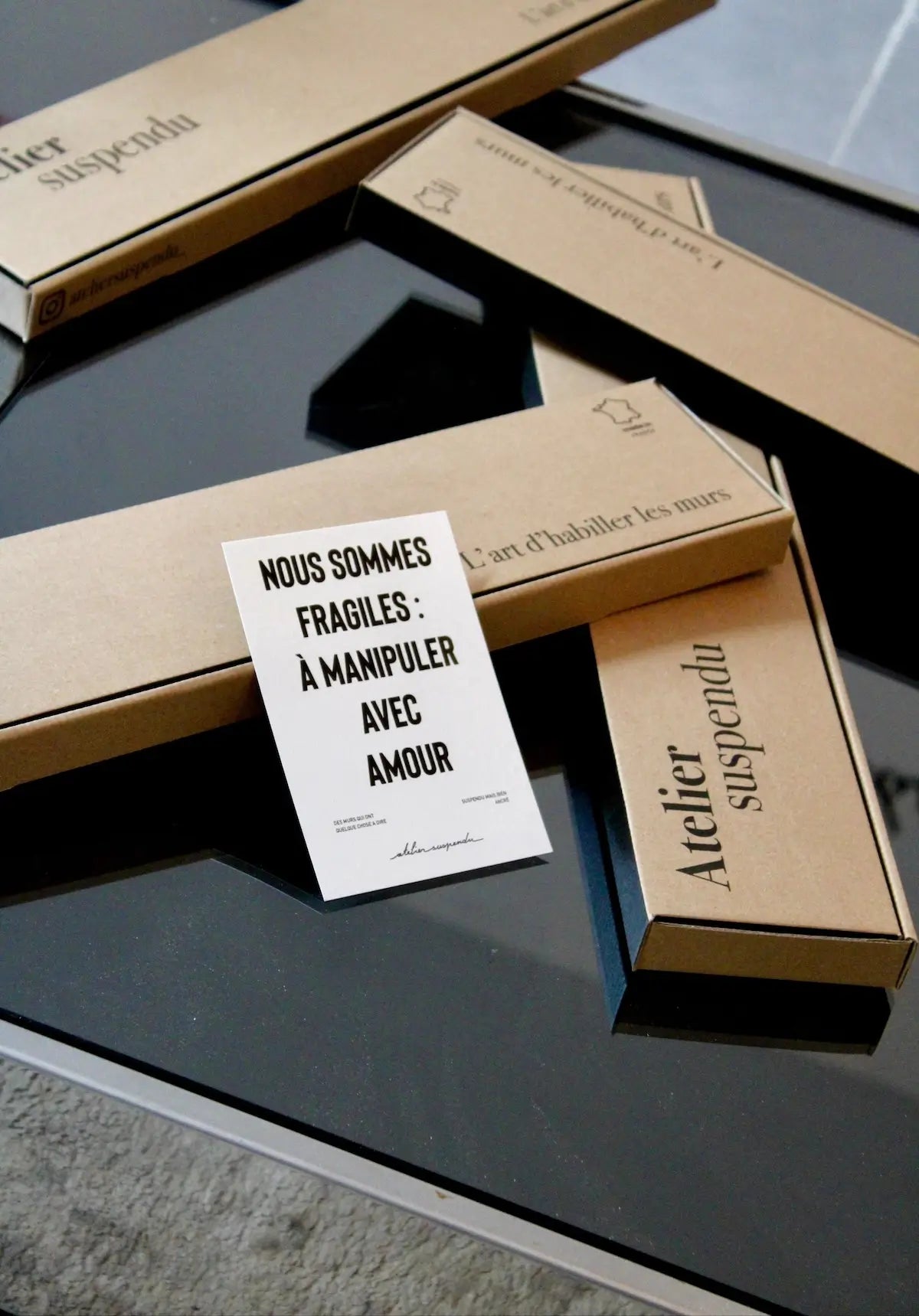 Packaging des phrases murales avec écriteau "Nous sommes fragiles : à manipuler avec amour"