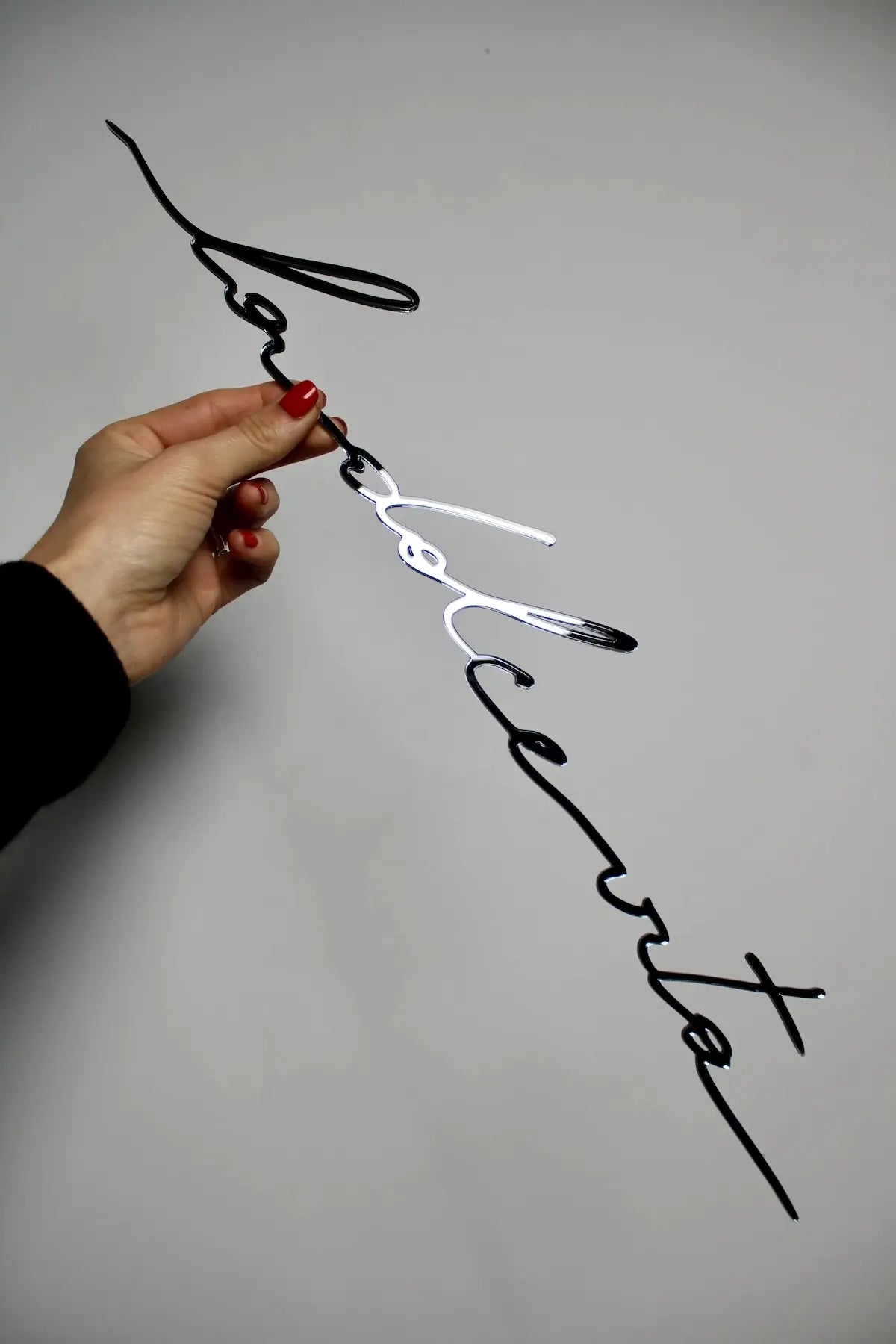 Phrase murale "La Dolce Vita" argentée en plexiglas recyclé
