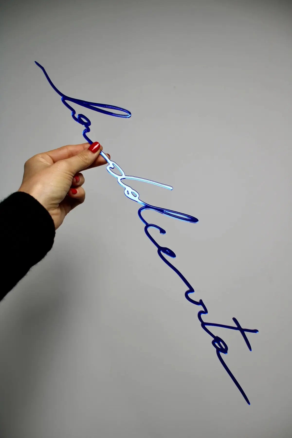 Phrase murale "La Dolce Vita" bleue en plexiglas recyclé