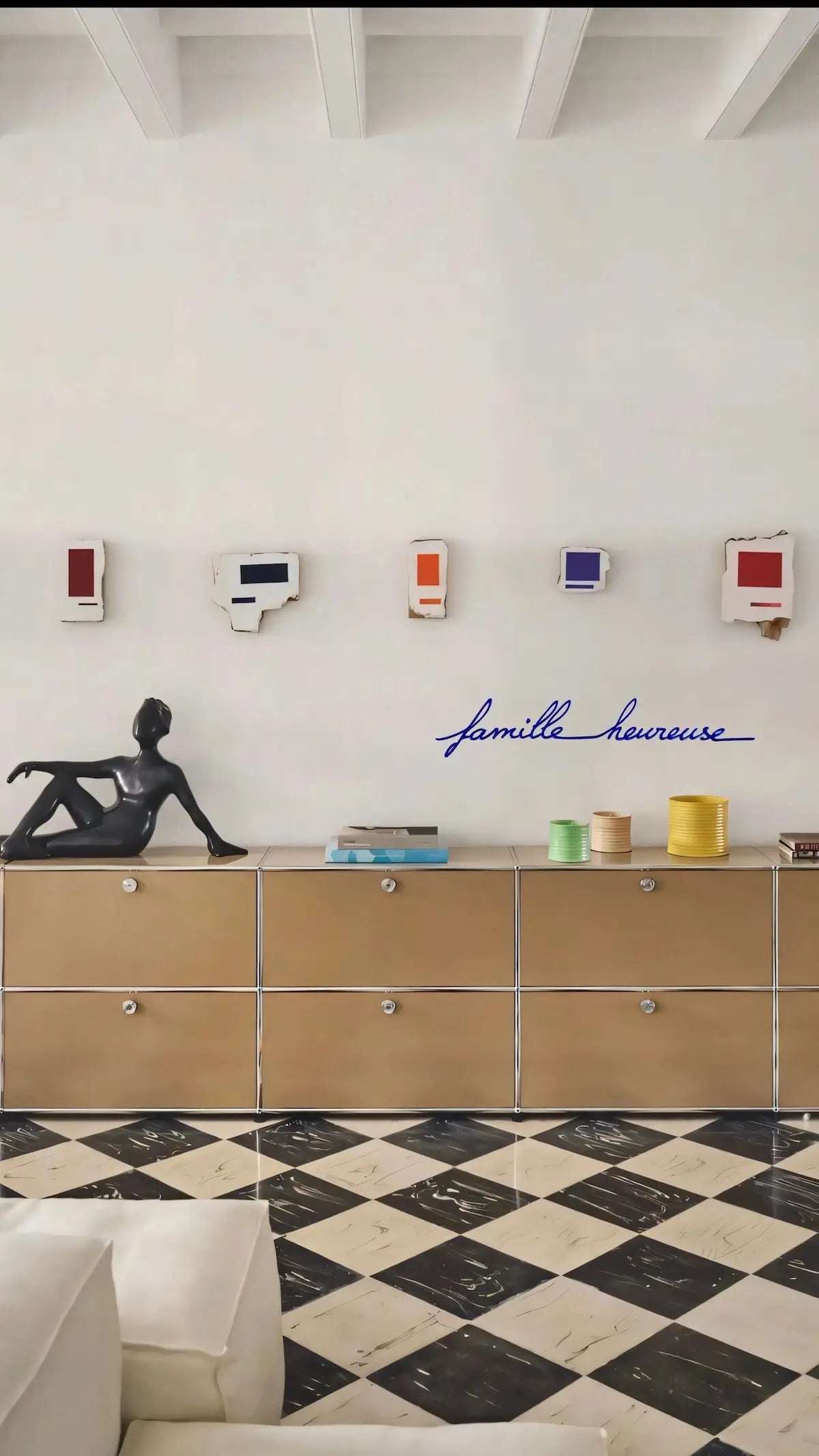 Phrase murale "Famille heureuse" finition bleu dans un salon