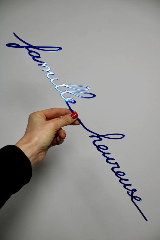 Phrase murale "Famille heureuse" en plexiglas recyclé finition bleu