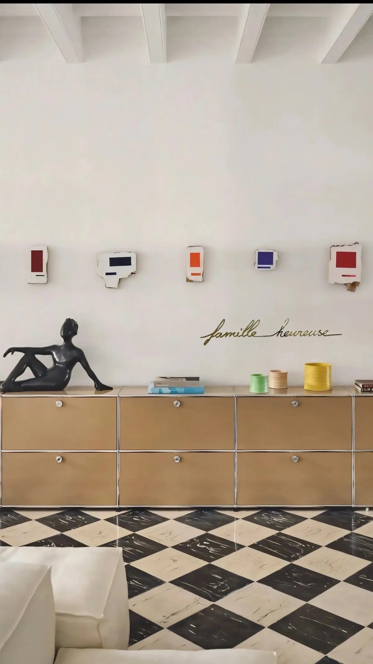 Phrase murale "Famille heureuse" finition miroir or dans un salon