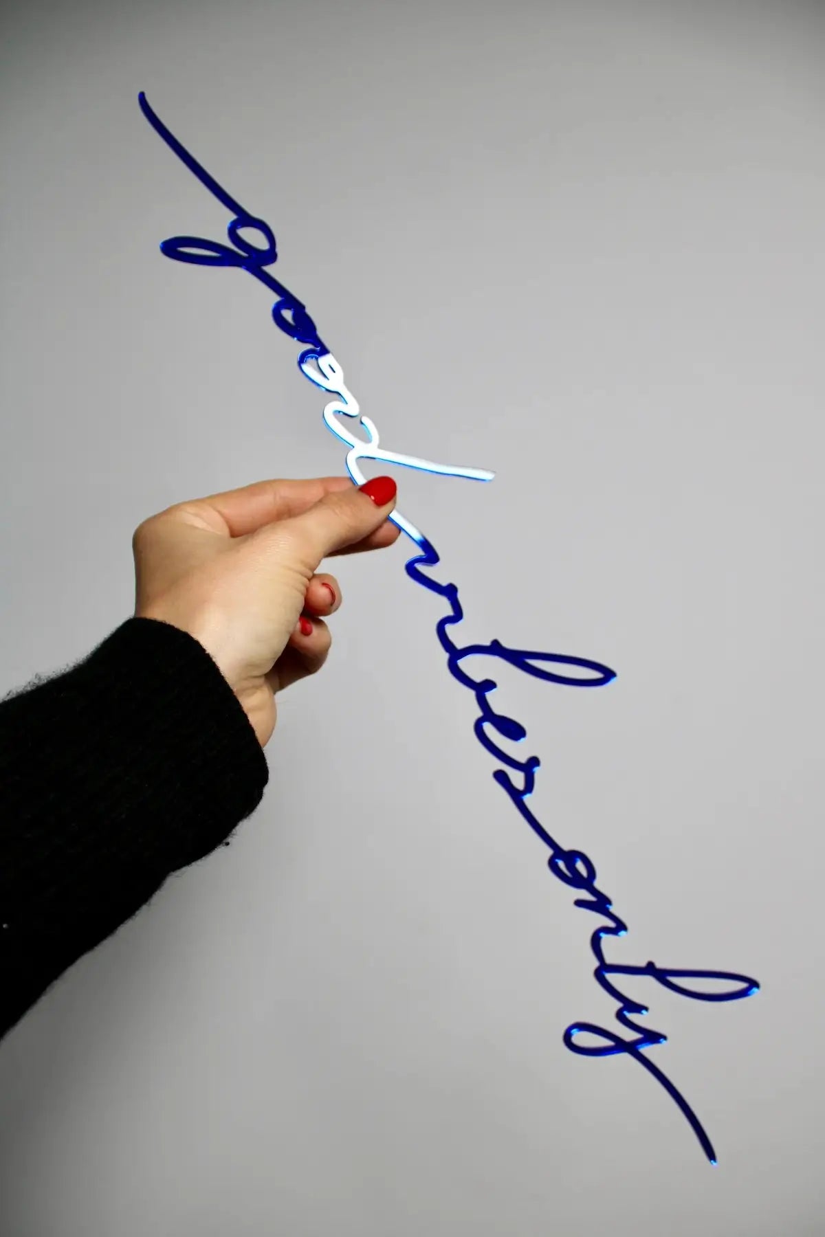 Phrase murale "Good Vibes Only" bleue en plexiglas recyclé
