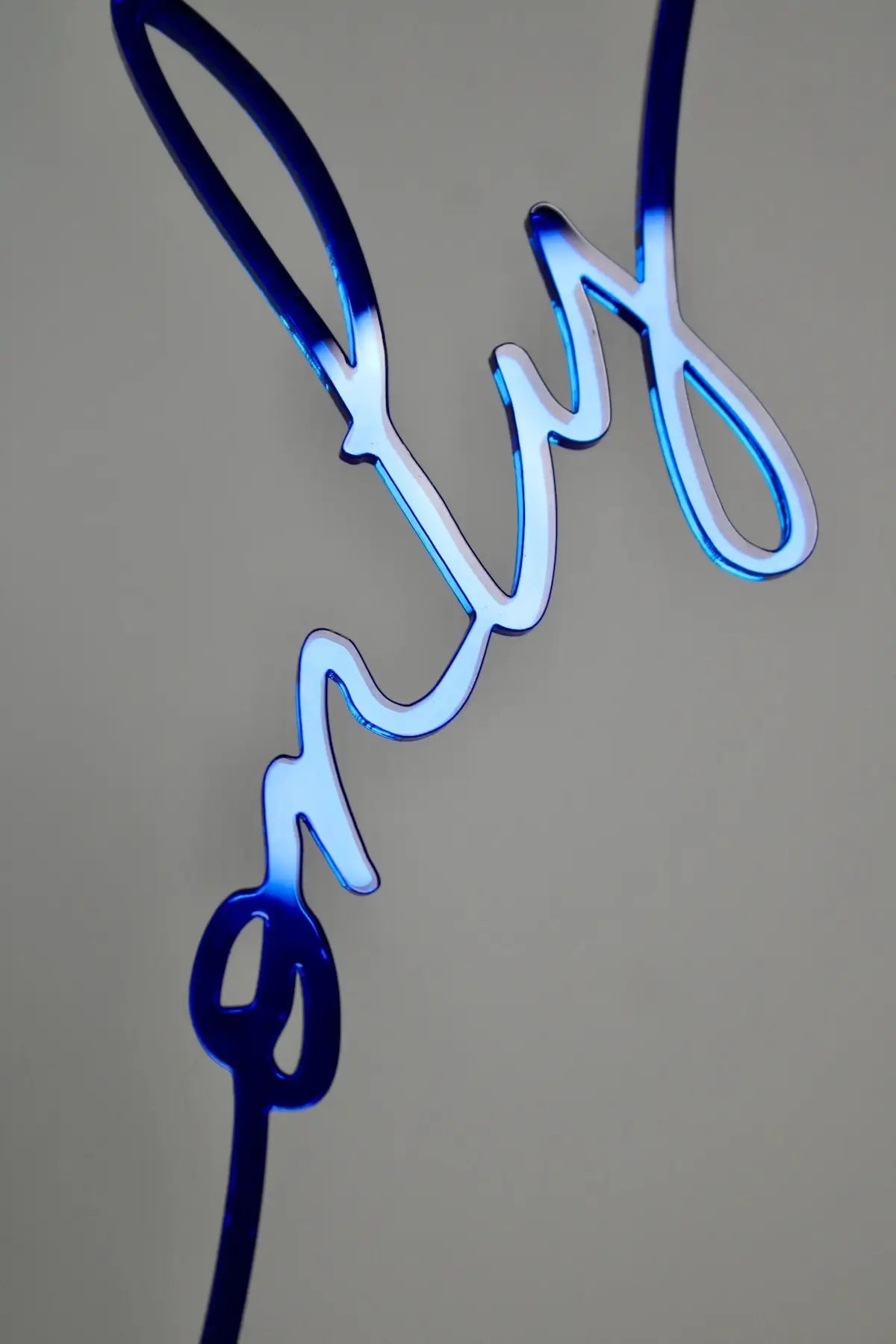 Détail de la phrase murale "Good Vibes Only" bleue