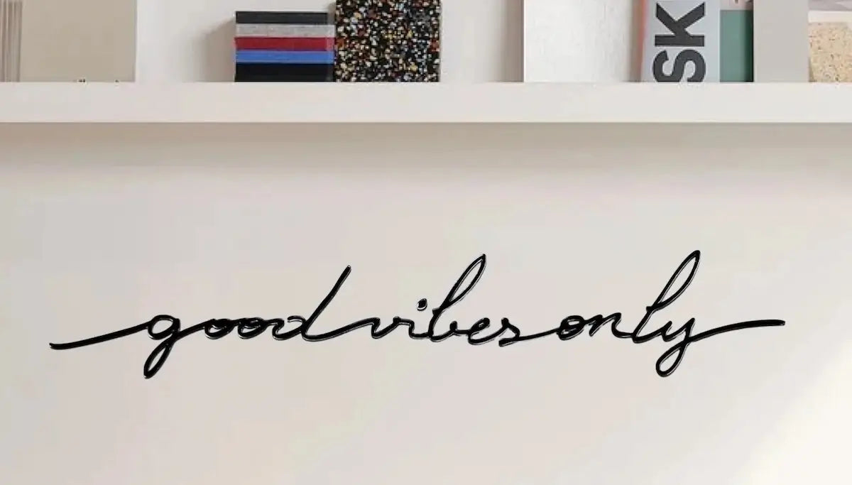 Phrase murale "Good Vibes Only" noire en plexiglas recyclé