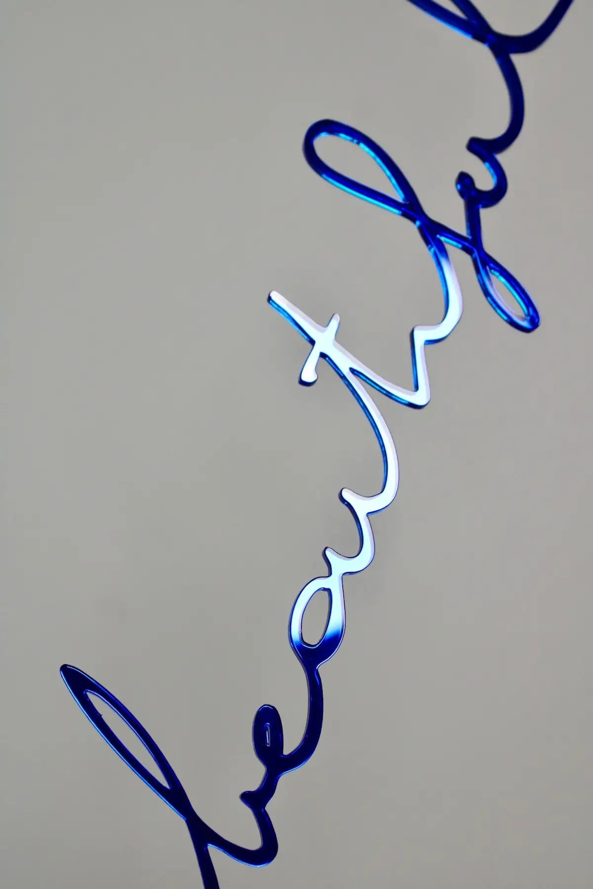 Phrase murale "Life is beautiful" bleue en plexiglas recyclé