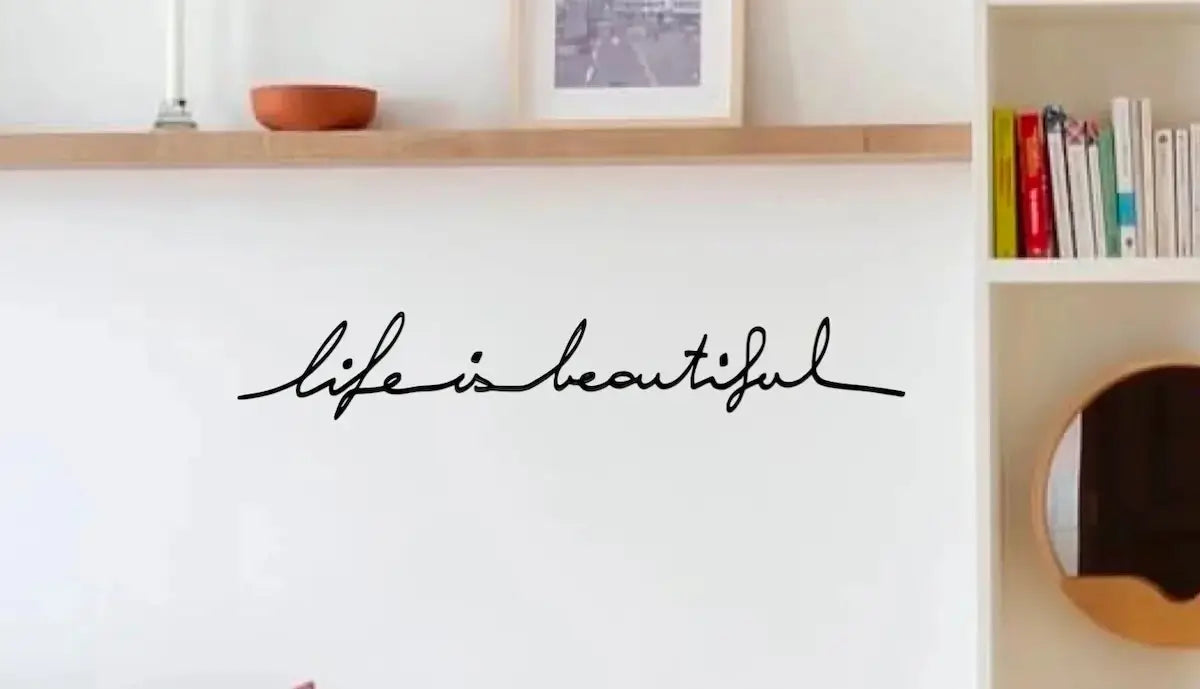 Phrase murale "Life is beautiful" noire en plexiglas recyclé