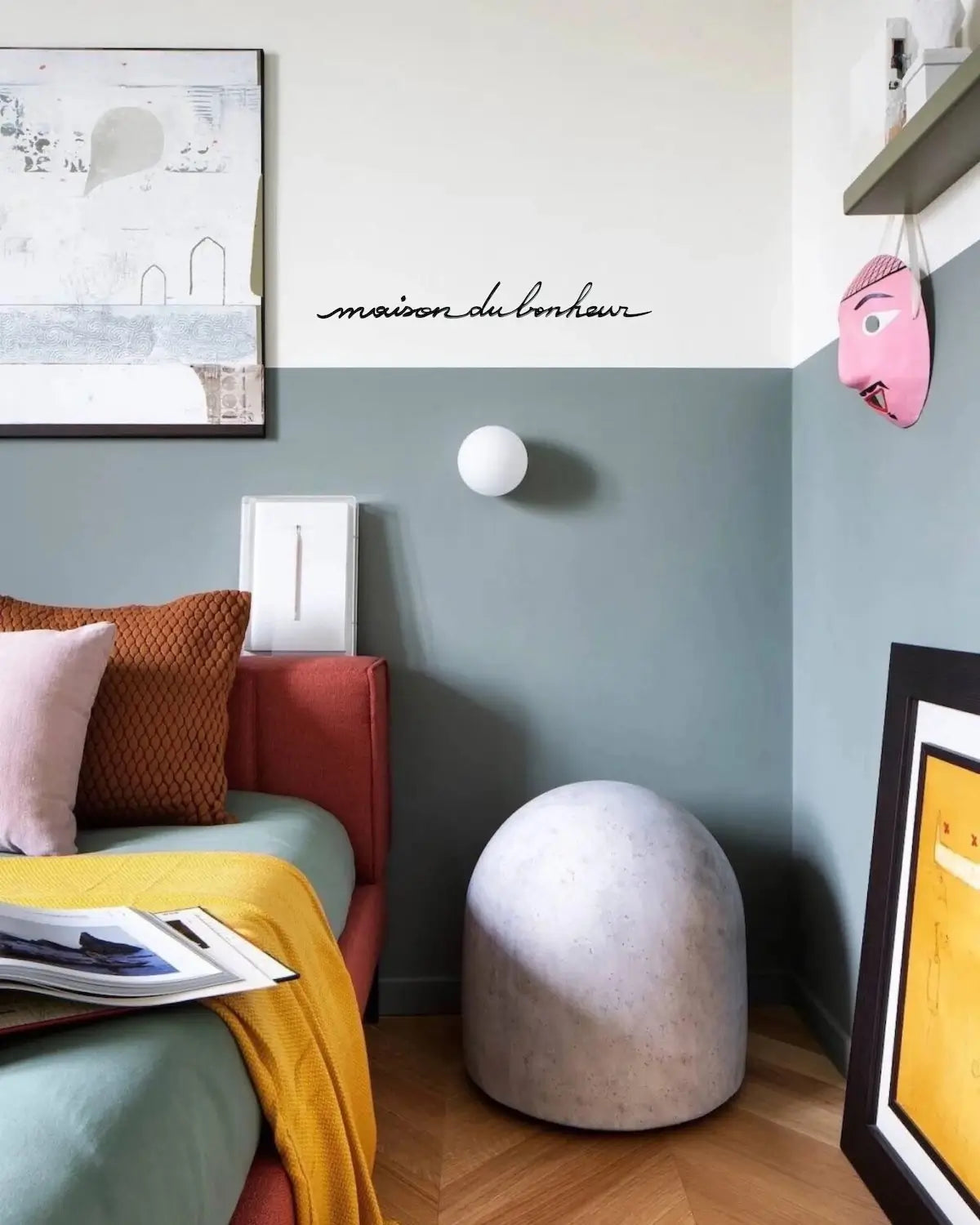 Phrase murale "Maison du bonheur" noir dans une chambre