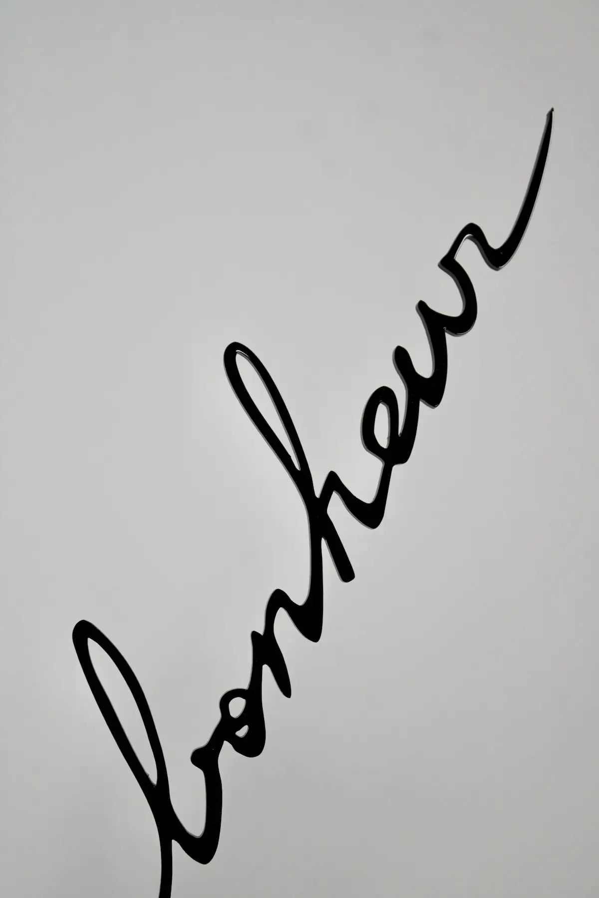 Détail de la phrase murale "Maison du bonheur" noire en plexiglas recyclé