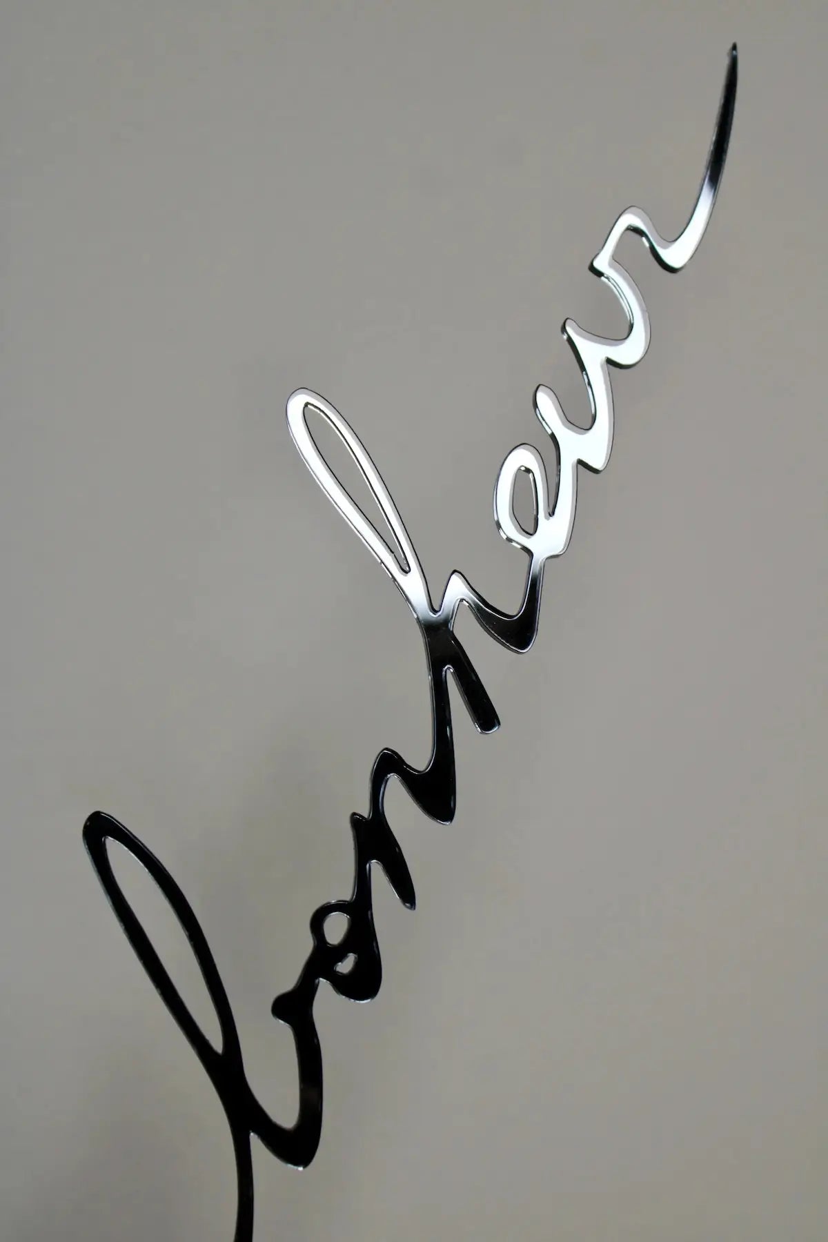 Détail de la phrase murale "Maison du bonheur" argentée en plexiglas recyclé