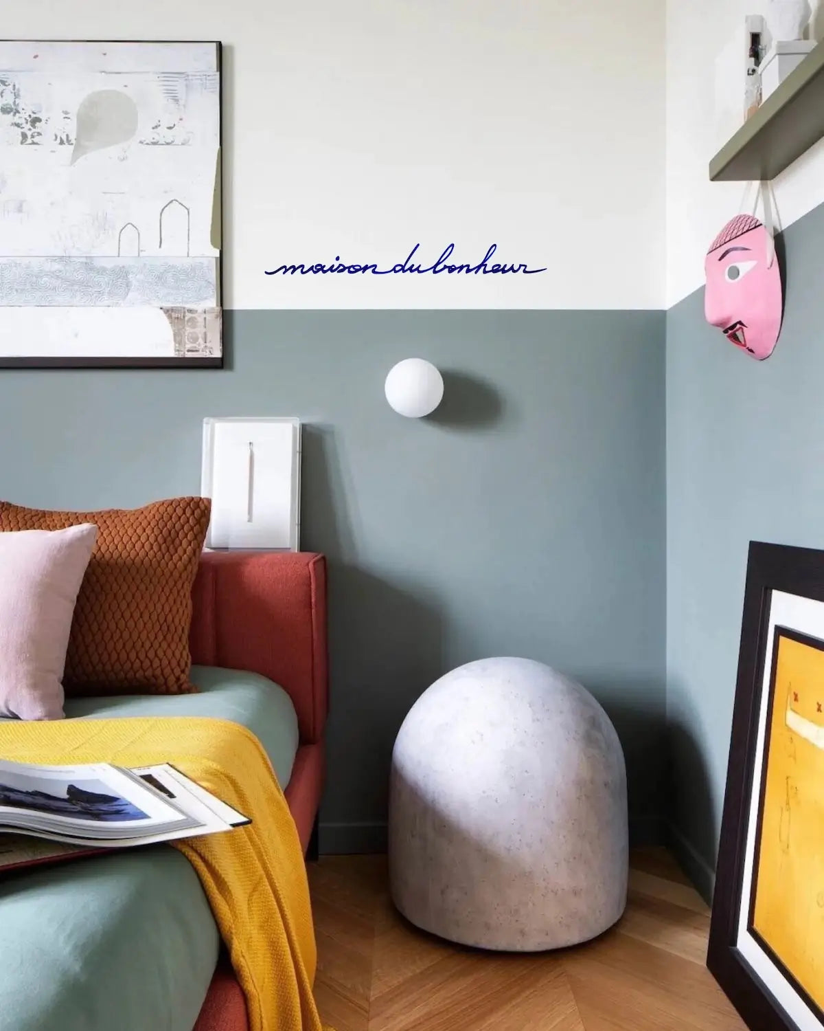 Phrase murale "Maison du bonheur" bleue dans une chambre