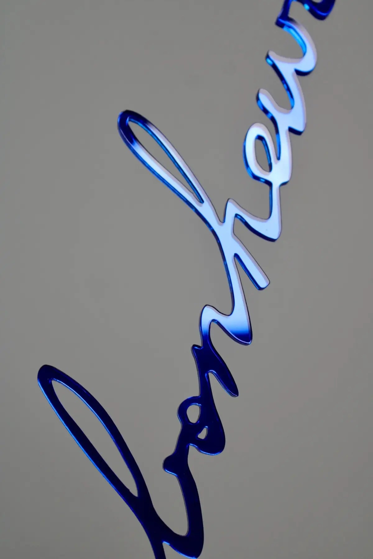 Détail de la phrase murale "Maison du bonheur" bleue