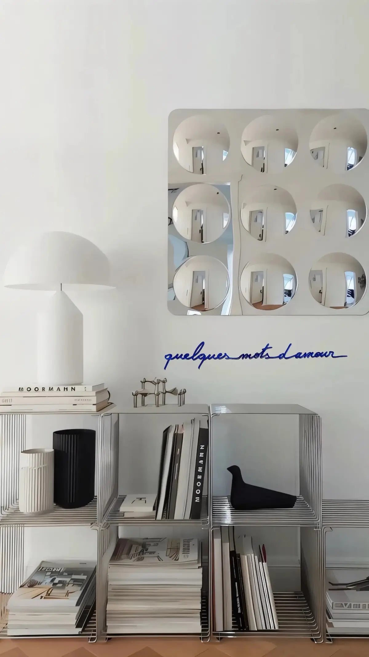 Phrase murale "Quelques mots d'amour" bleue dans un bureau 