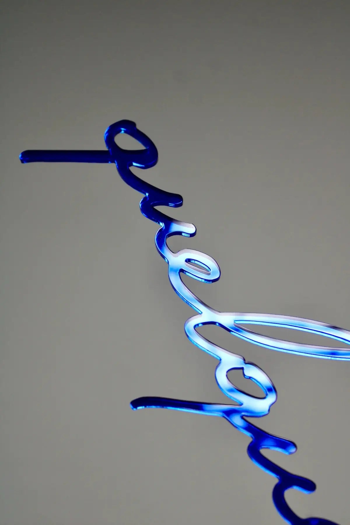 Détail de la phrase murale "Quelques mots d'amour" bleue en plexiglas recyclé