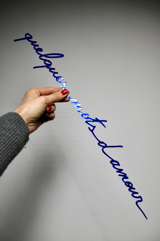 Phrase murale "Quelques mots d’amour" en plexiglas recyclé finition bleu