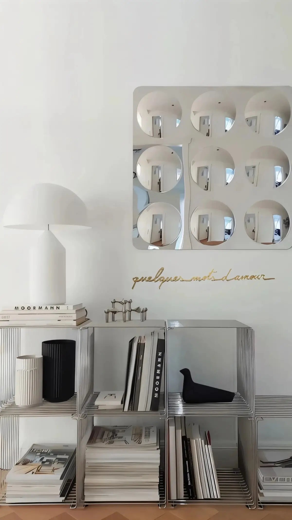 Phrase murale "Quelques mots d'amour" dorée dans un bureau