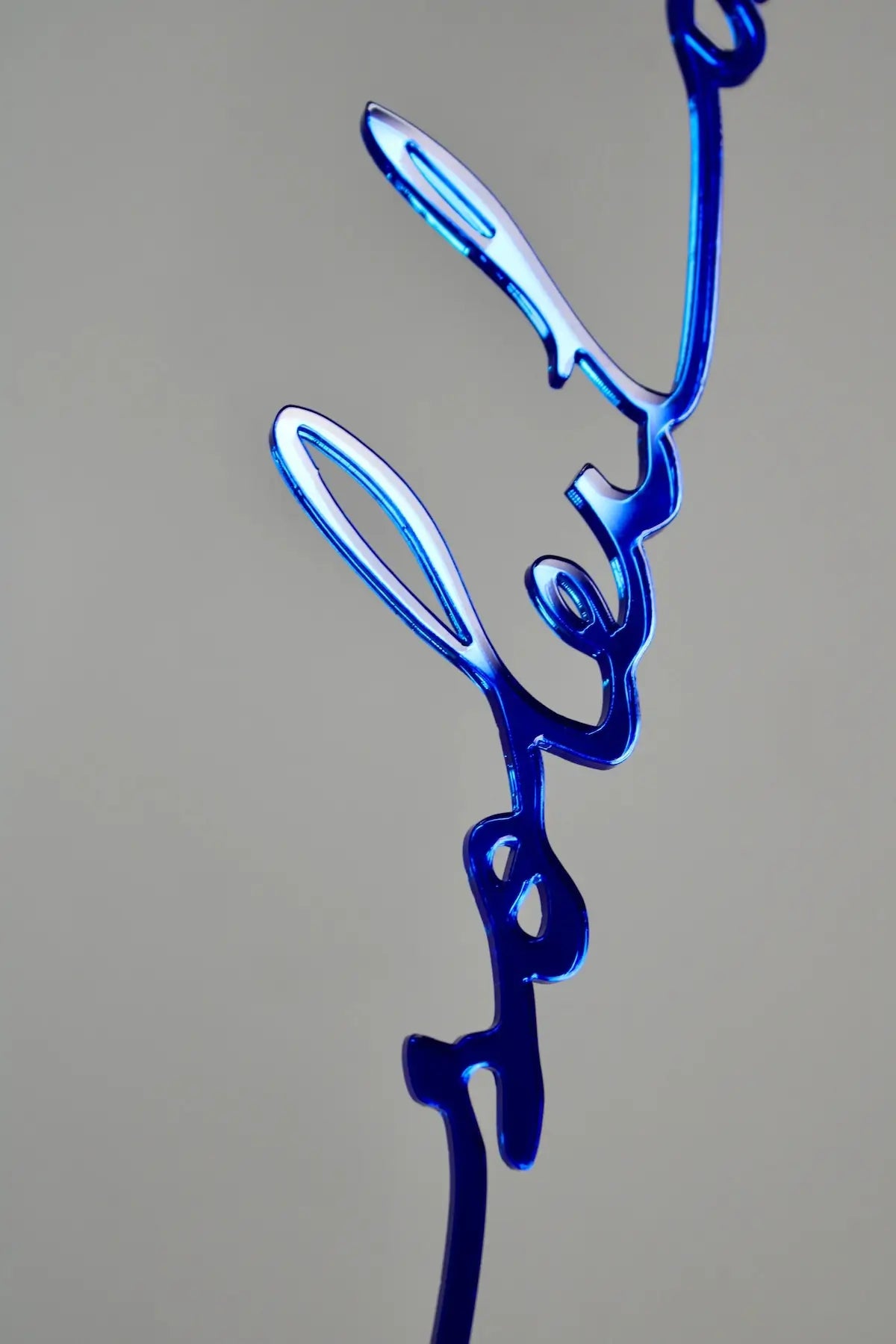 Détail de la phrase murale "Le Soleil dans le cœur" bleue