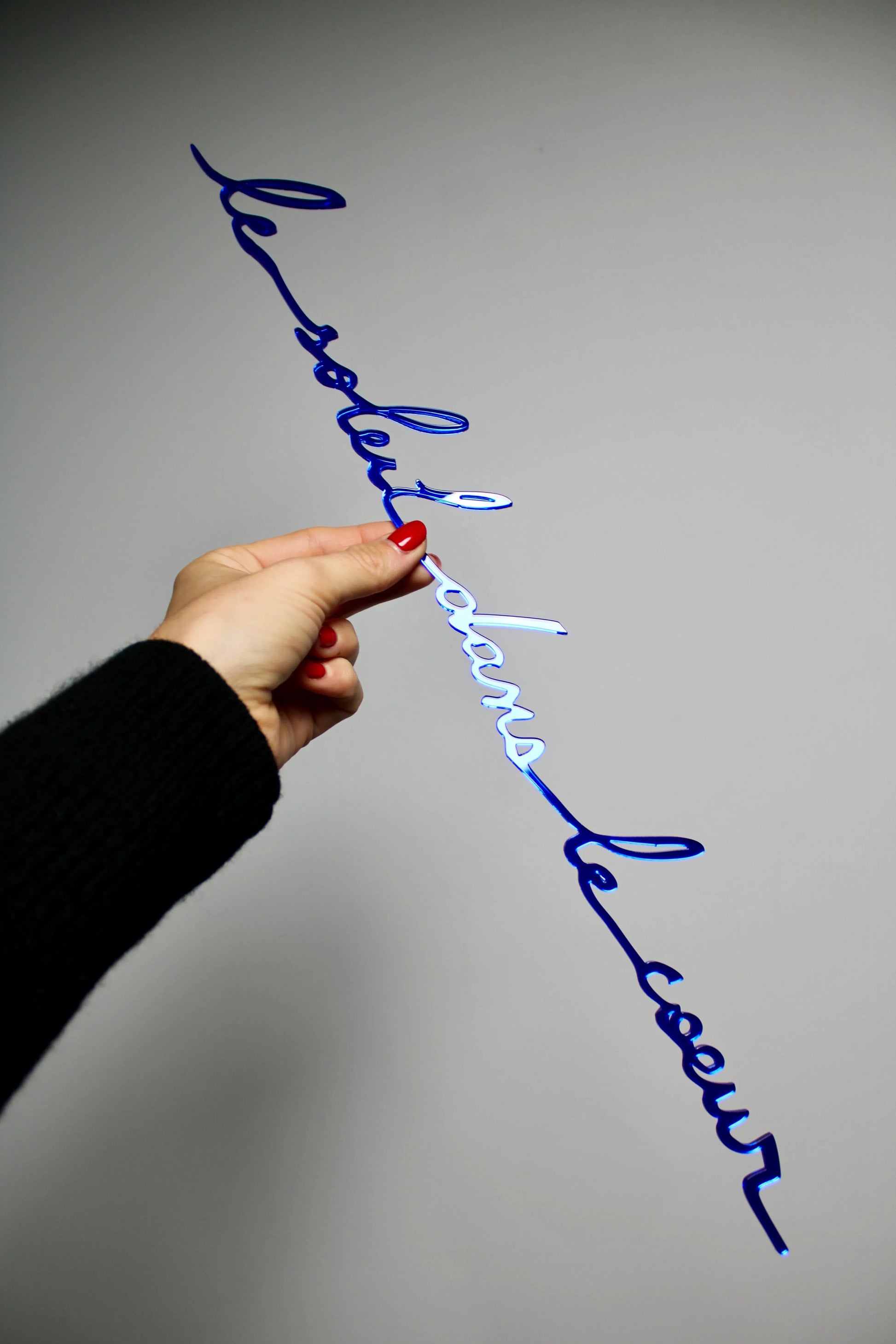 Phrase murale "Le soleil dans le cœur" en plexiglas recyclé finition bleu