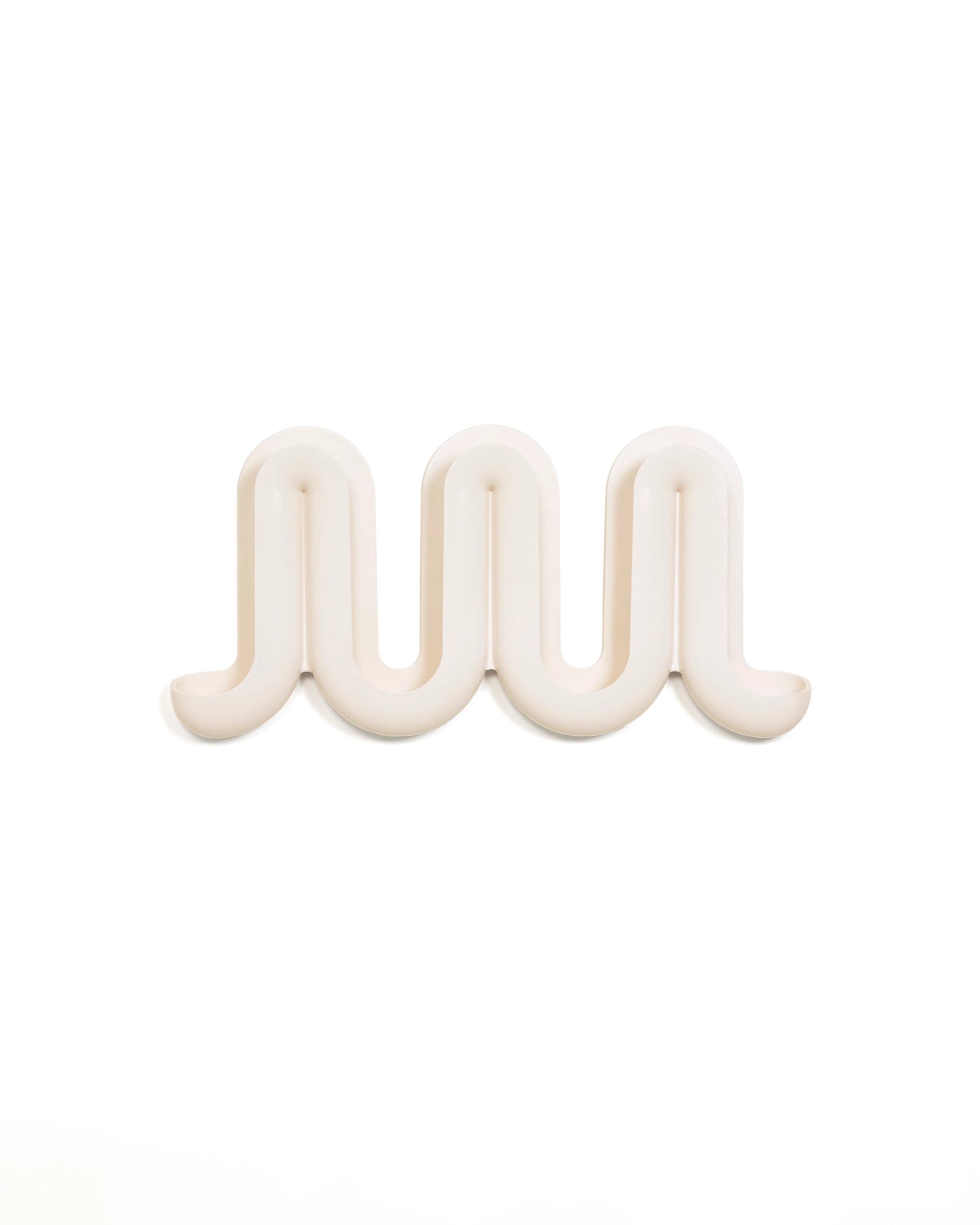 Porte manteau mural Swell Cream Heller - support multifonctions en forme de vague pour ranger manteaux, sacs ou clés. En ABS 100% recyclable signé Anna Dawson