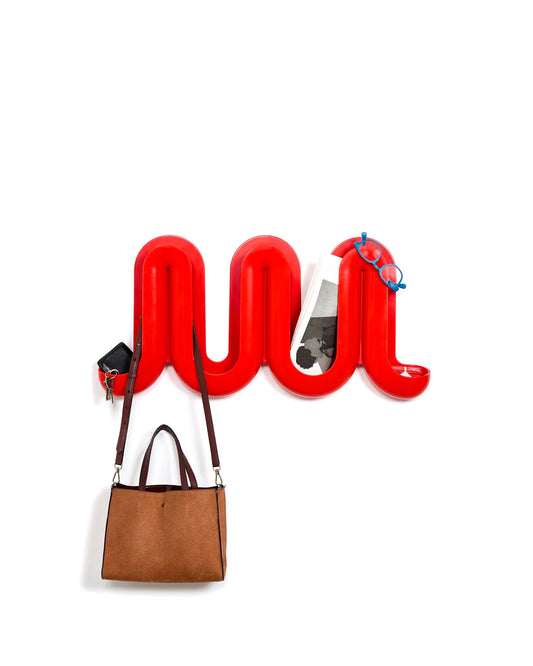 Porte manteau mural Swell rouge Heller - support multifonctions en forme de vague pour ranger manteaux, sacs ou clés. En ABS 100% recyclable signé Anna Dawson