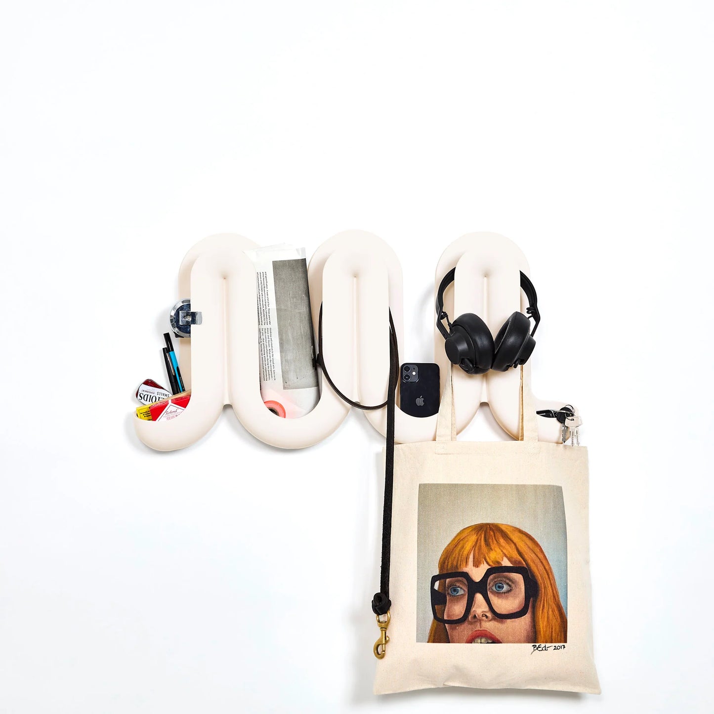 Porte manteau mural Swell crème Heller - support multifonctions en forme de vague pour ranger manteaux, sacs ou clés. En ABS 100% recyclable signé Anna Dawson