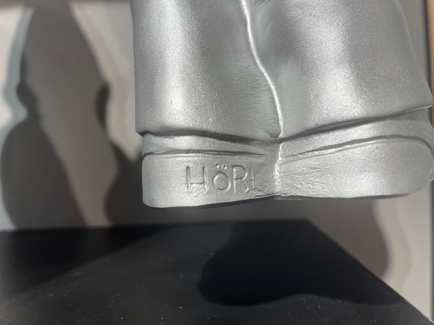 Authenticité du Sponti d'Ottmar Hörl - HÖRL gravé à l'arrière su pied sur nain doigt d'honneur argent