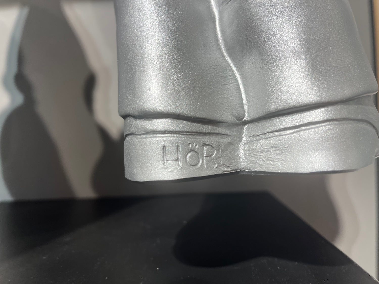 Authenticité du Sponti d'Ottmar Hörl - HÖRL gravé à l'arrière su pied sur nain doigt d'honneur argent