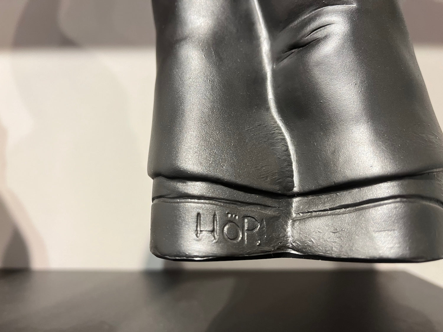 Authenticité du Sponti d'Ottmar Hörl - HÖRL gravé à l'arrière du pied sur nain doigt d'honneur noir