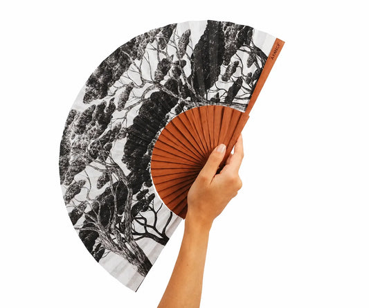 Éventail A Fan Of Charcoal Forest en coton et bois de poirier