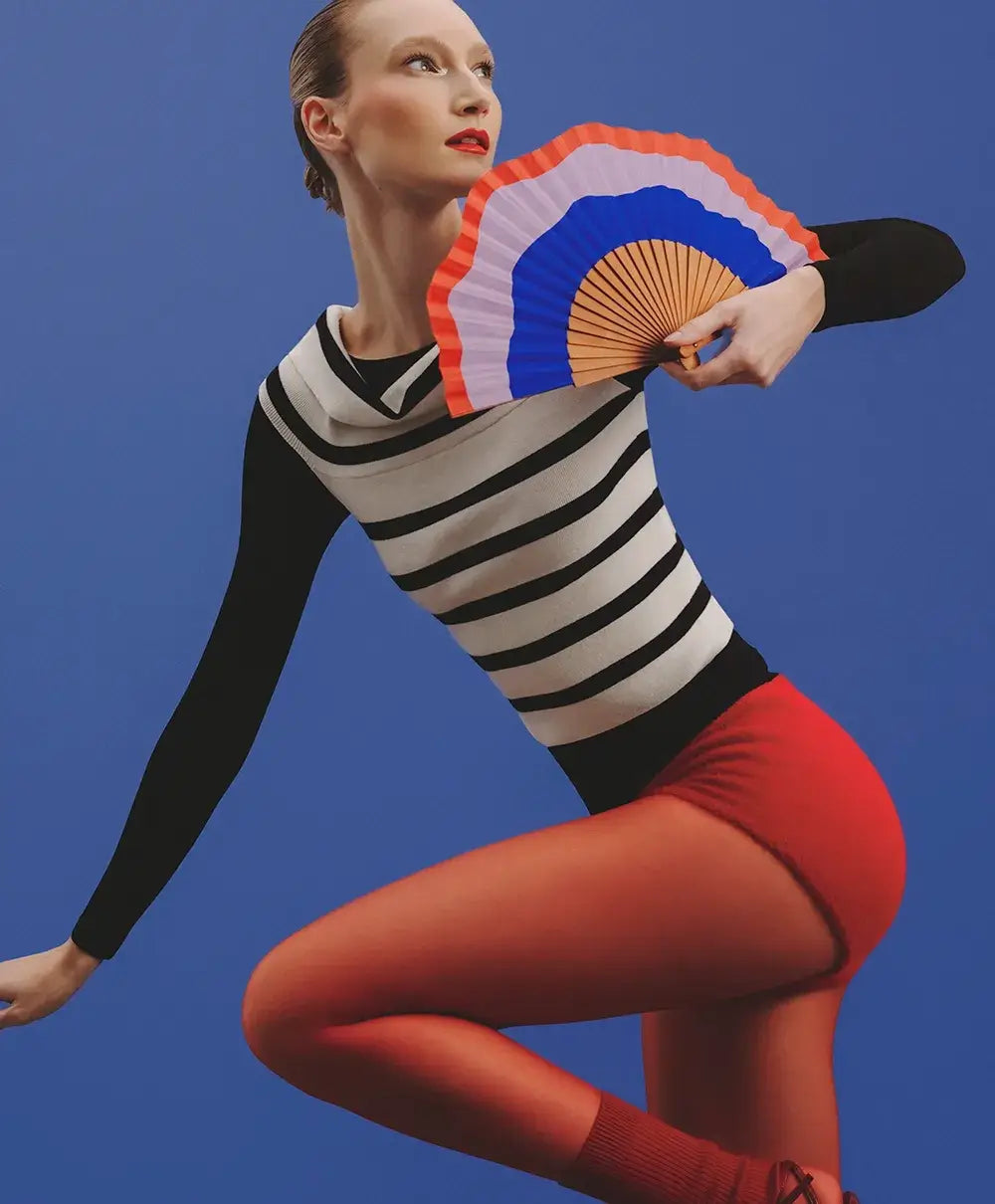 Éventail A Fan Of Fluid tenu par une danseuse