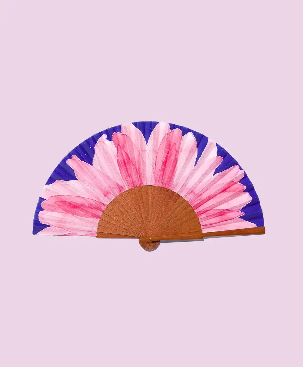 Éventail Pink Power A fan Of ouvert avec motif stylisé nuances de rose