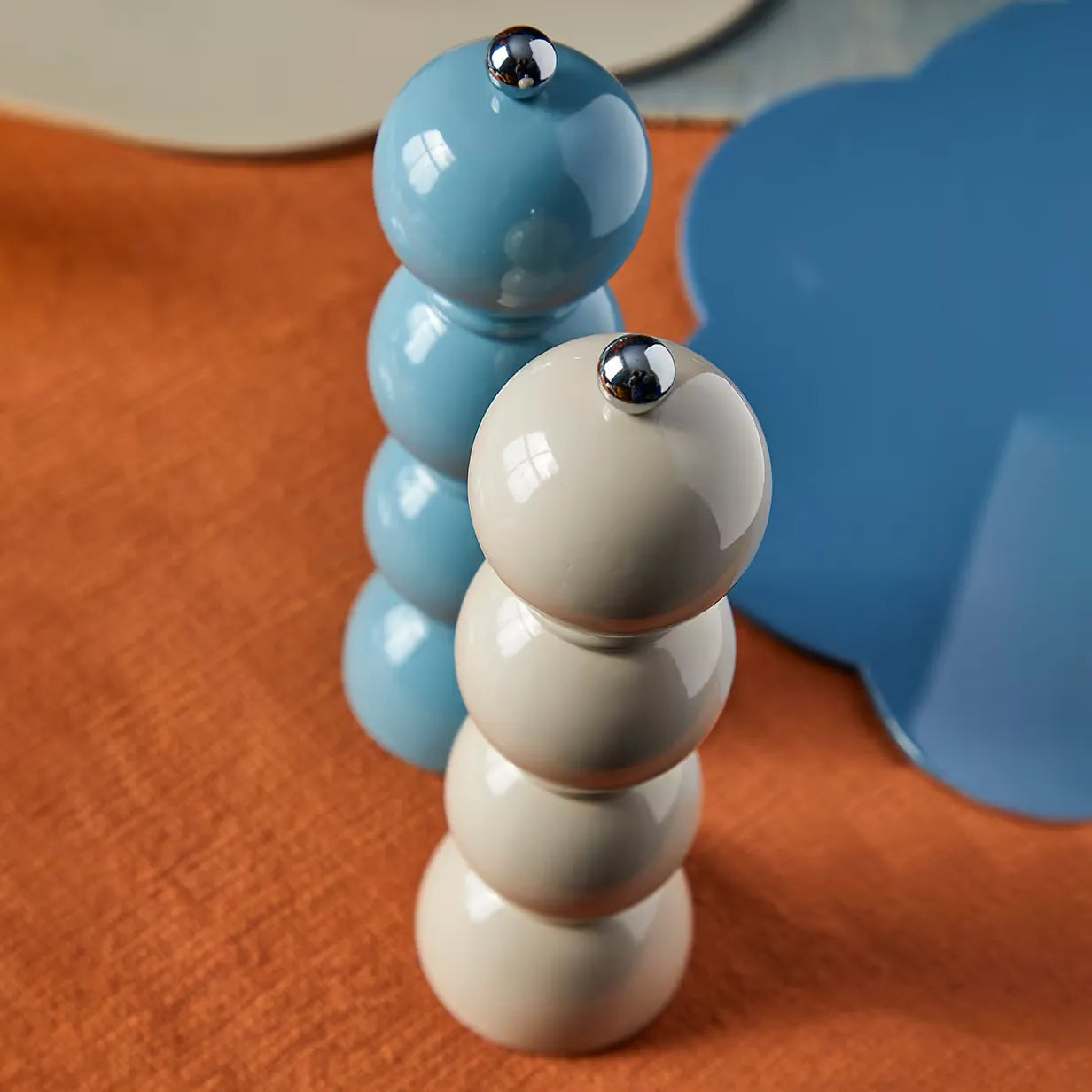 Bobbin Cappucino et Bleu de 24cm sur une table
