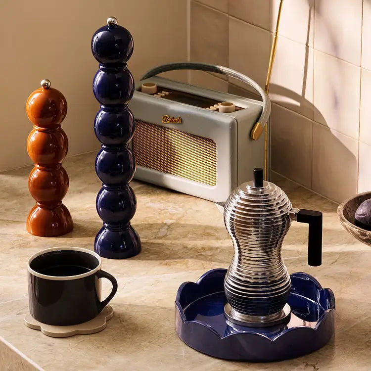 Grand Bobbin bleu marine dans une cuisine style années 80-90