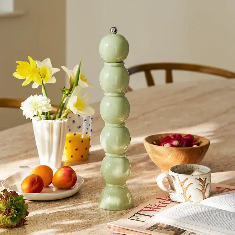 Grand Bobbin Sage sur la table d'une cuisine dressée pour le petit déjeuner
