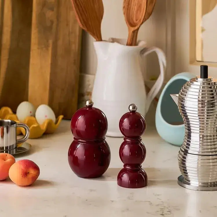 Deux petits Bobbin couleur Cerise au milieu d'une cuisine
