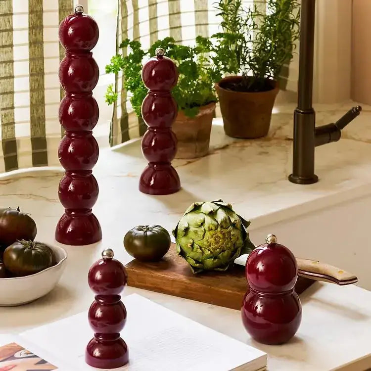 Collection de Bobbin cerise de toutes les tailles dans une cuisine