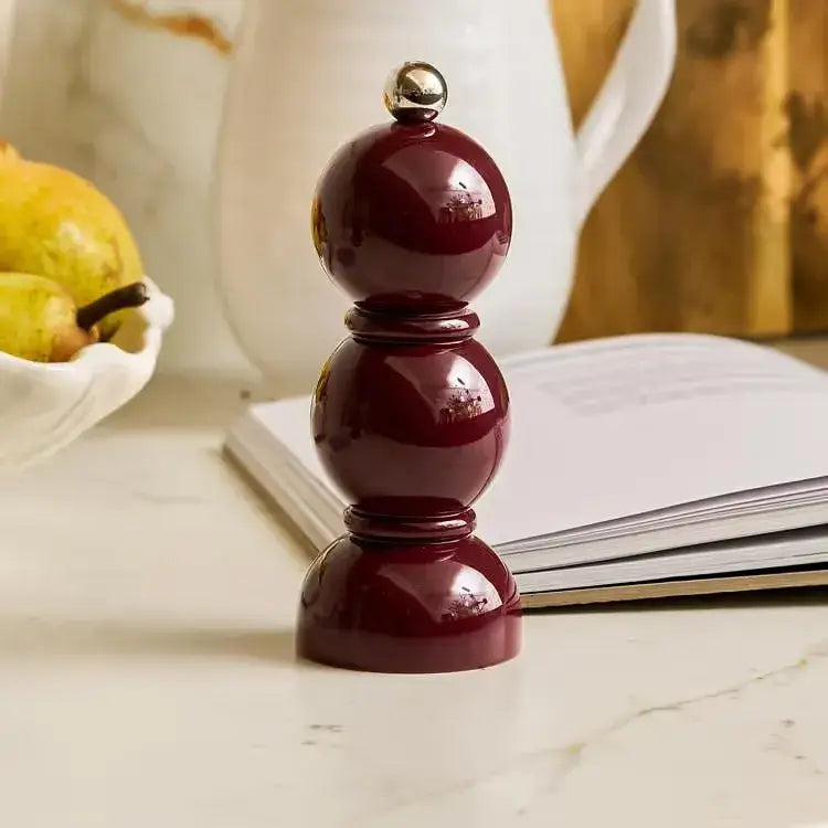 Le Bobbin Cerise dans une cuisine devant un livre de recettes