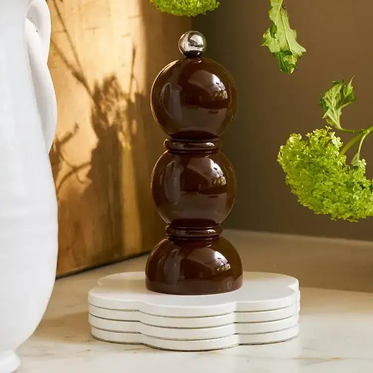 Le Bobbin Chocolat placé sur des sous plats dans une cuisine