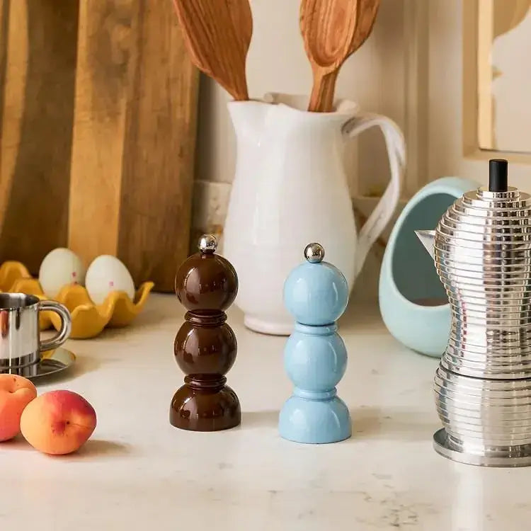 Bobbin Chocolat placé sur un plan travail entre les ustensiles de cuisine et des fruits