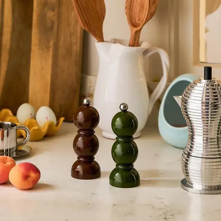 Bobbin Kaki dans une cuisine entre les ustensiles et des fruits