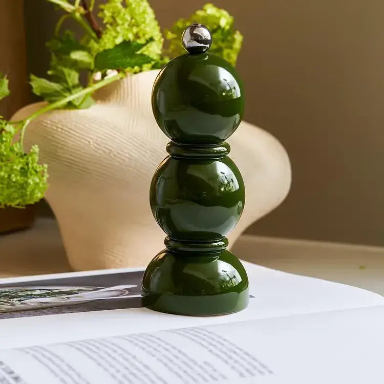 Le Bobbin Kaki placé sur un livre de cuisine pour le garder ouvert à la bonne page