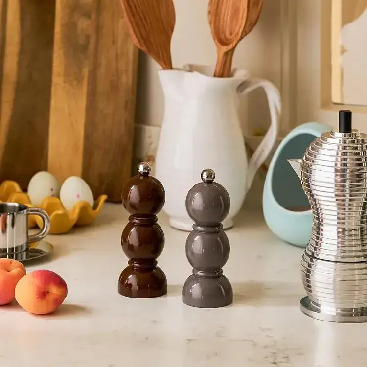 Plusieurs petits produits colorés Addison Ross dont le Bobbin Mink dans une cuisine