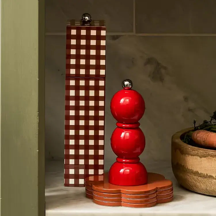 Le Bobbin Rouge placé sur des sous plats dans une cuisine