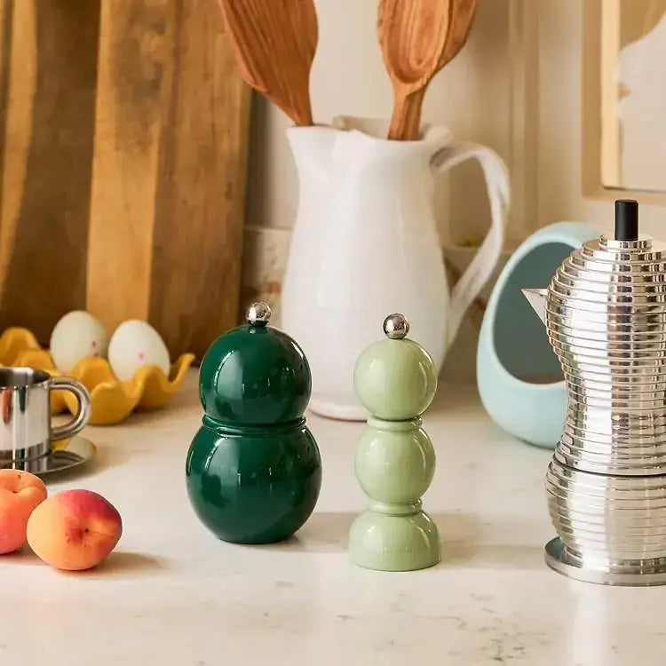Bobbin Sage dans une cuisine entre les ustensiles et des fruits