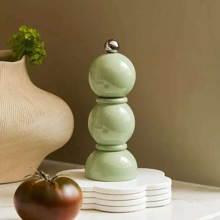 Le Bobbin Sage placé sur des sous plats dans une cuisine