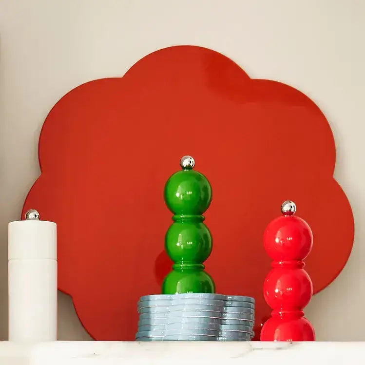 Bobbin Vert Feuille placé dans une cuisine à côté d'un bobbin rouge