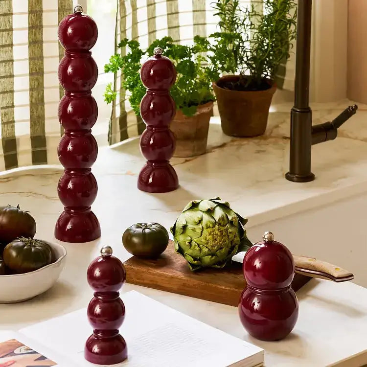 Collection de Bobbin cerise de toutes les tailles dans une cuisine