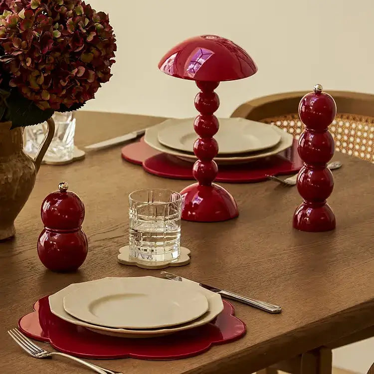 Le Bobbin Rouge sur une table à manger dressée