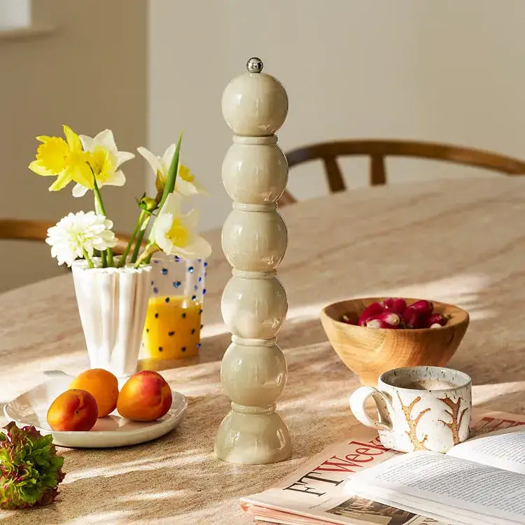 Moulin Bobbin Addison Ross 35cm Cappuccino sur une table à manger