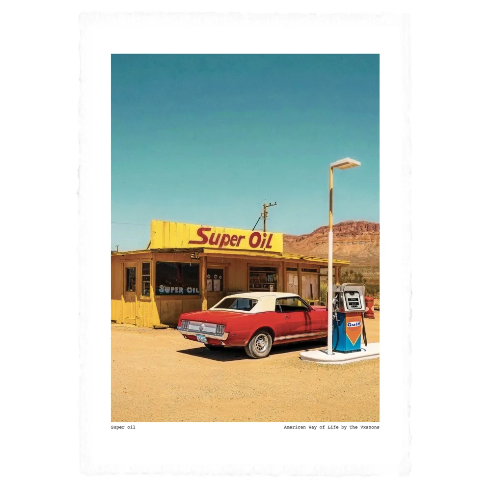  Affiche Super Oil par The VXSXONS Collection AWOL 003 - 38x56 - une voiture rouge devant une station service aux USA